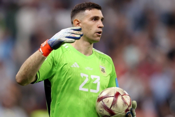 莫佩調(diào)侃撞傷萊諾成就大馬丁：“難道他不應(yīng)該對我心存感激嗎？”