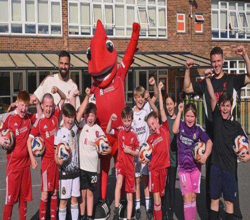 馬馬爾達(dá)什維利和伍德曼亮相小學(xué)校園，參加慈善基金會(huì)行動(dòng)